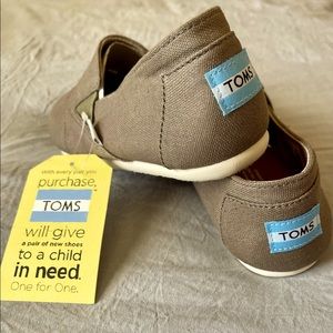 BNWT, TOMS REDONDO SLIP ONS!! 👍🏻👍🏻❤️
